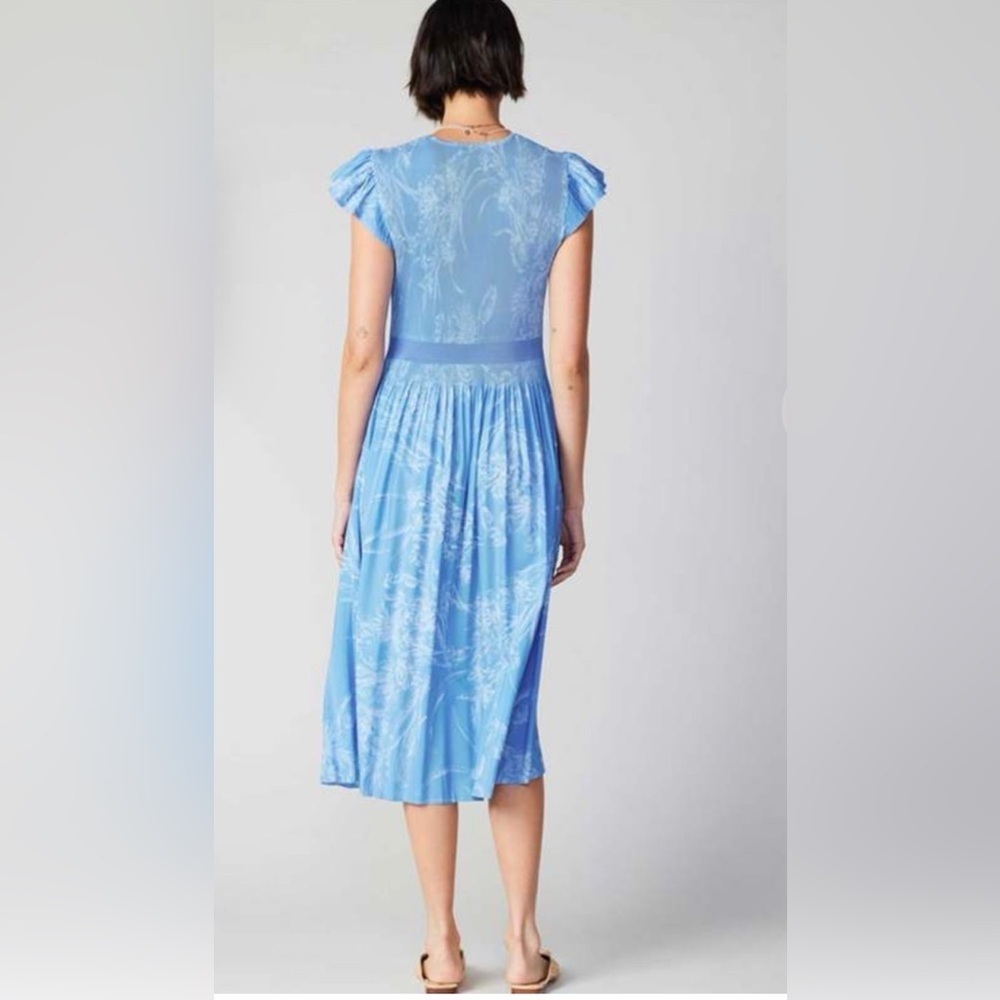 Current Air AUBREY MIDI DRESS WITH PLEATED DETAIL - LIGHT BLUE - Picture 3 of 8